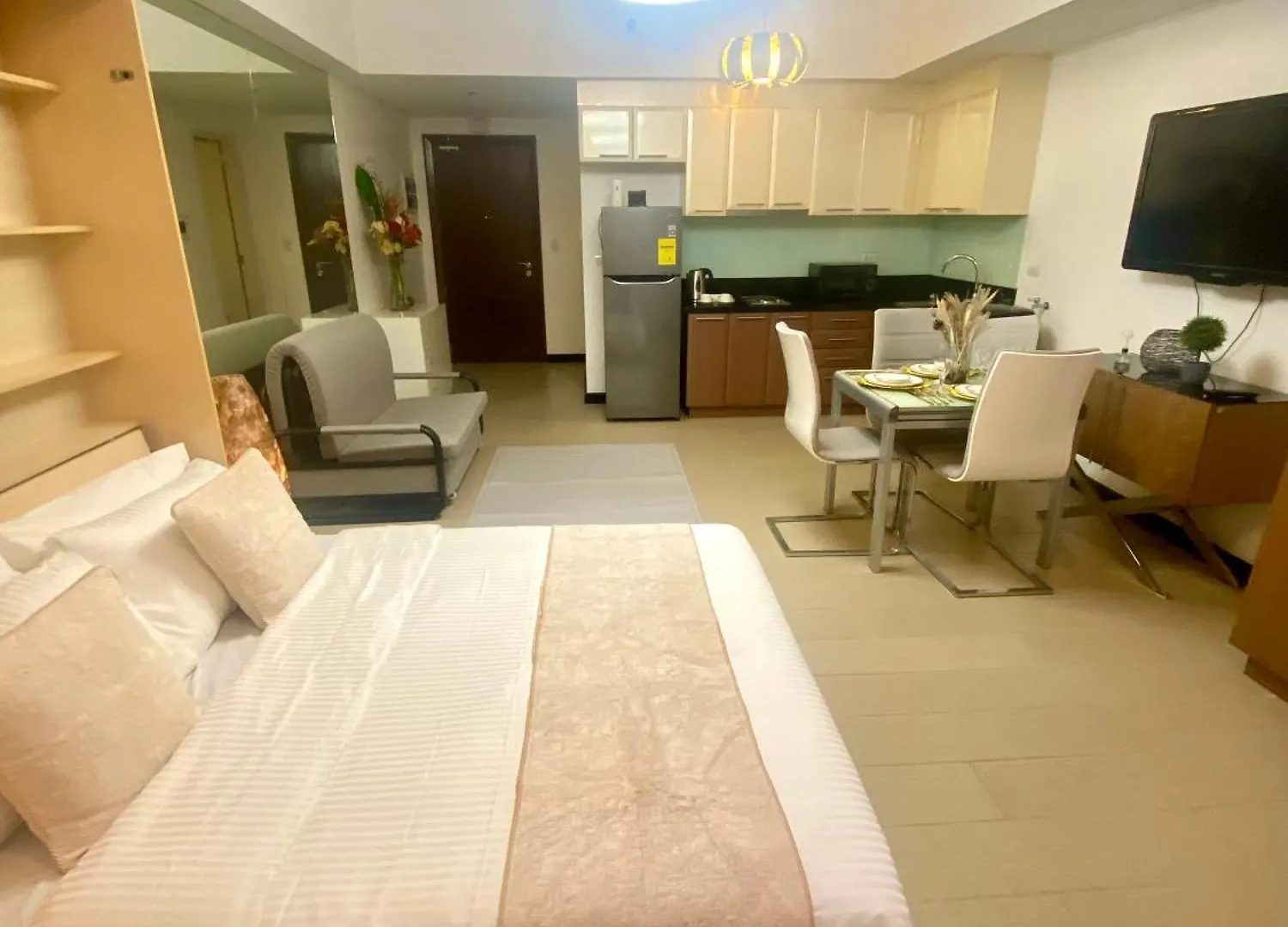Aparthotel Manila Staycation At The Venice Luxury Residences - Tower A Near Venice Grand Canal, Mckinley Hills