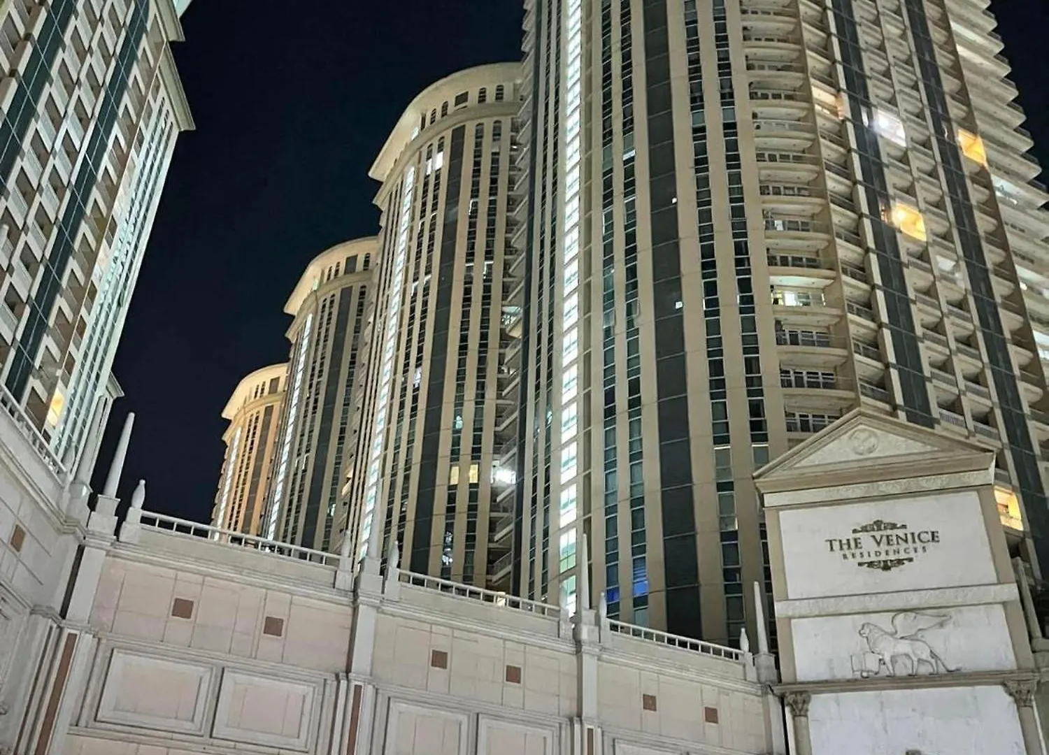 Aparthotel Manila Staycation At The Venice Luxury Residences - Tower A Near Venice Grand Canal, Mckinley Hills