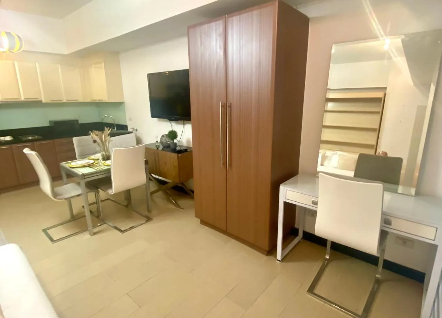 Aparthotel Manila Staycation At The Venice Luxury Residences - Tower A Near Venice Grand Canal, Mckinley Hills