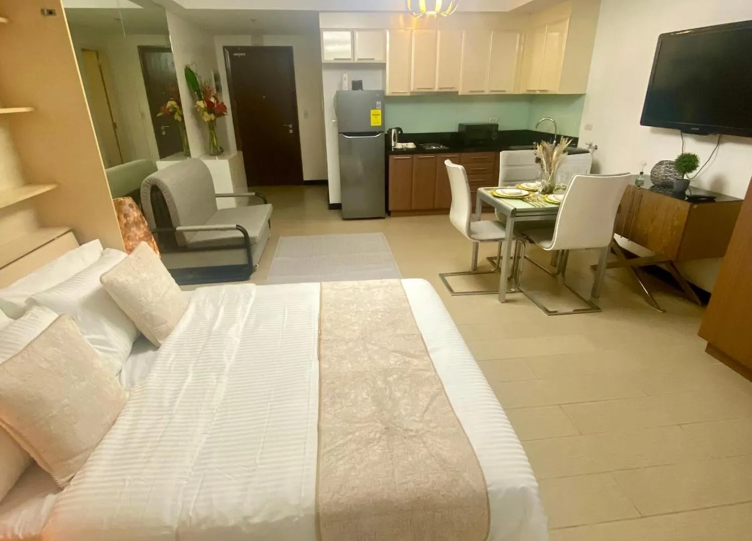Aparthotel Manila Staycation At The Venice Luxury Residences - Tower A Near Venice Grand Canal, Mckinley Hills