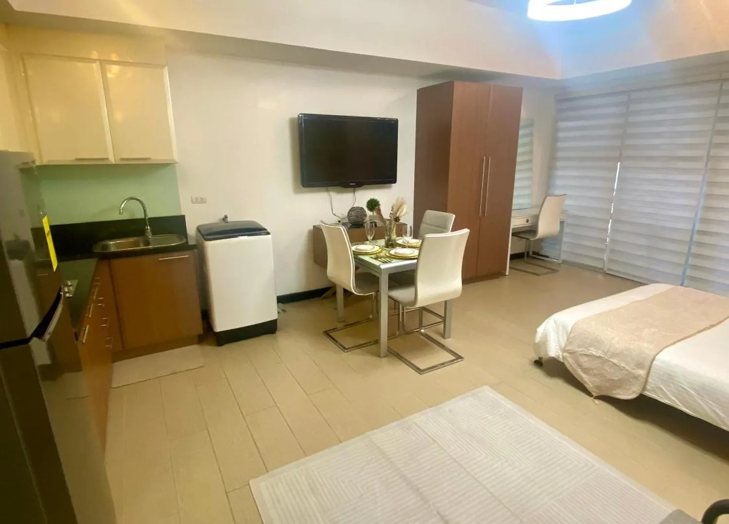 Aparthotel Manila Staycation At The Venice Luxury Residences - Tower A Near Venice Grand Canal, Mckinley Hills Philippines